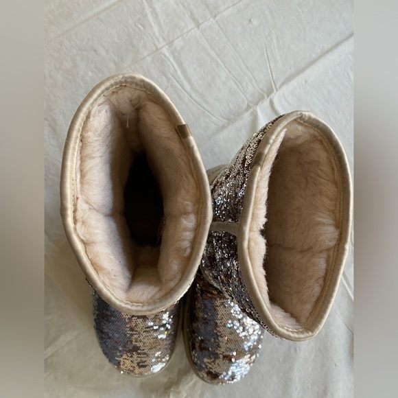 Ugg classic short sparkles champagne boot. Size 6 - Picture 7 of 7